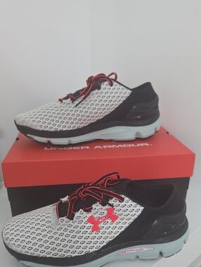 Unisex Under Armour White & Black Athletic Shoes. Size 9 Men/10.5 Women. NIB